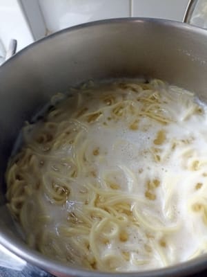 將麵條煮 5 分鐘，關火，靜置 2 分鐘，然後不要蓋上蓋子