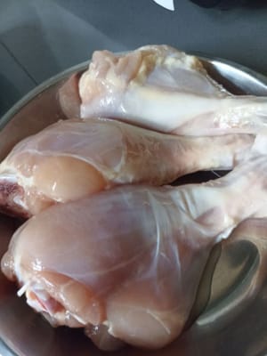 雞腿，或者你可以使用雞胸肉片