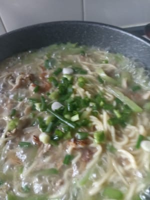 撒在麵條上，