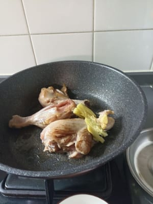 加入薑並炒至變黃。