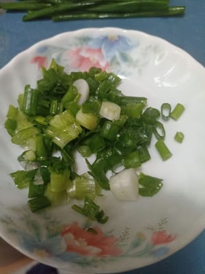 洗淨並切碎蔥，然後