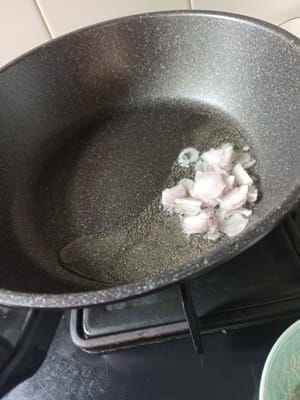 加入 3 湯匙油，油熱後，加入切碎的洋蔥和