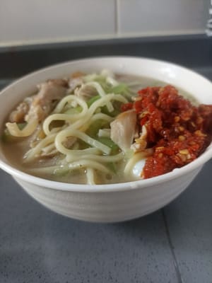 暹羅南瓜麵湯已經可以上桌了，我們可以添加青檸汁、煮雞蛋和參巴醬讓它味道更好