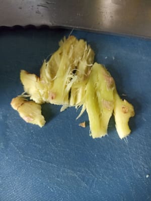 將生薑去皮並壓碎。