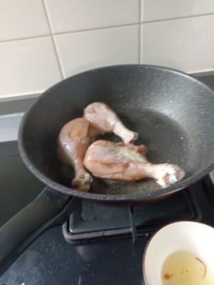 我們用炸蔥剩下的油嚟炸雞腿。