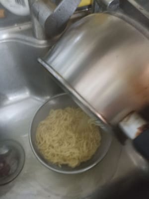 把煮麵的水倒掉，用清水洗麵。