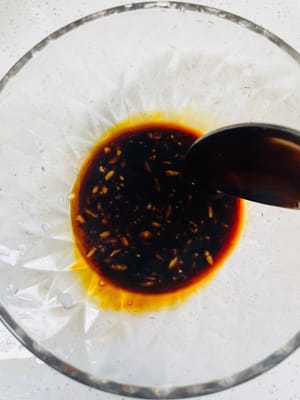 Preparare la salsa per la glassa.
In una piccola ciotola, versare 3 cucchiai di salsa di riso glutinoso fermentato (o salsa di soia) e 2 cucchiai di salsa di soia scura. È fondamentale applicare la salsa di riso glutinoso fermentato e la salsa di soia chiara sulla cotenna del maiale. La salsa di riso glutinoso fermentato conferisce un colore rosso vivo e un aroma vinoso dopo la frittura, e contribuisce anche a creare le rughe della pelle.