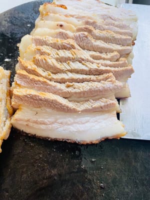 Taglio della carne
Tagliare la pancetta di maiale ammollata con la pelle rivolta verso il basso a fette spesse 0,5 cm.