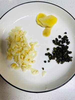Preparare gli ingredienti: affettare lo zenzero, tritare l'aglio e lavare i grani di pepe di Sichuan.