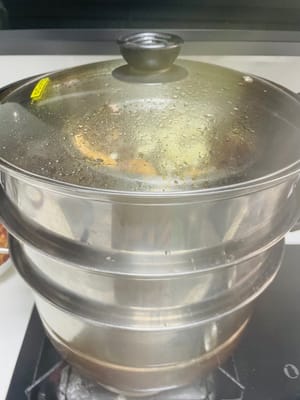蒸煮
把容器放進蒸籠,水煮開後調小火蒸至少2小時。關火後燜半小時,再開火複蒸一下。長時間蒸煮能讓五花肉變得軟爛入味,肥而不膩。蒸好後,把多餘的料汁倒掉,找一個平底盤子蓋在容器上,然後倒扣過嚟,撒上蔥花就可以開吃了。