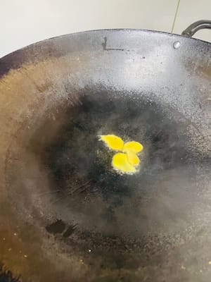 炒碎芽菜
鍋裡放油,下薑片爆香,倒入碎芽菜炒香。如果芽菜沒什麼鹹味,可以適量加一點鹽。炒好的芽菜備用。