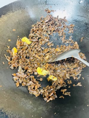 Soffriggere i germogli di soia tritati
Versare l'olio in un wok e soffriggere le fette di zenzero fino a quando non saranno fragranti. Aggiungere i germogli di soia tritati e soffriggere fino a quando non saranno fragranti. Se i germogli di soia non sono abbastanza salati, aggiungere un po' di sale. Mettere da parte dopo la frittura.