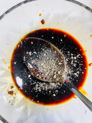 Salsa
Preparare un'altra salsa: aggiungere 4 cucchiai di salsa di soia chiara, 2 cucchiai di salsa di ostriche, 1 cucchiaino di zucchero e 1 cucchiaino di sale alla ciotola con il vino di riso fermentato e la salsa di soia scura, quindi mescolare bene. La salsa di soia chiara esalta il sapore, la salsa di ostriche aggiunge umami e viscosità, mentre lo zucchero e il sale aggiungono sapore per esaltarne la ricchezza.