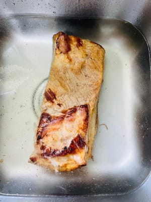 Frittura della pelle di tigre
Preparate una padella con coperchio con 100 g di olio da cucina e scaldatela a fuoco medio-alto. Adagiate la pancetta di maiale con la pelle rivolta verso il basso nella padella e copritela immediatamente. La frittura causerà schizzi d'olio e coprire il coperchio eviterà ustioni. Una volta che gli schizzi si saranno attenuati, aprite il coperchio per controllare la carne. Quindi, girate la carne e friggete il lato senza pelle e tutt'intorno fino a quando la pelle non assomiglia alla pelle di tigre. Dopo la frittura, immergete la pancetta di maiale in acqua per 2-30 minuti. Questo passaggio aiuta la pelle a raggrinzirsi e ne migliora la consistenza.