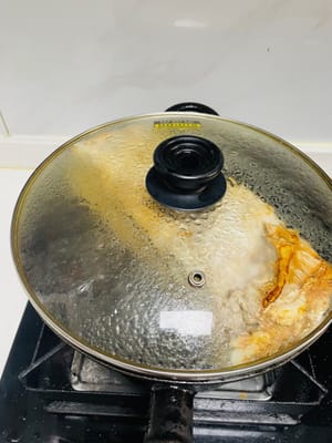 炸虎皮
準備一個有蓋的平底鍋,倒100g食用油,開中大火。把五花肉豬皮向下放進鍋裡,馬上蓋上蓋子,因為炸的時候會濺油,蓋蓋子能防止燙傷。等不點濺油了,打開蓋子看看狀態,然後把肉翻過嚟,把沒皮的一面和四周也炸一下,直到豬皮變成像虎皮一樣的狀態。炸好後放進水裡泡2~30分鐘,這一步是為了讓豬皮起皺,吃起嚟更有口感。