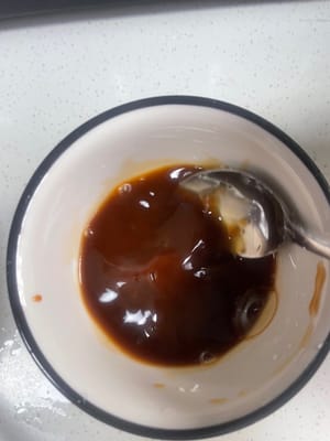 ソウルソースの準備：小さめのボウルに、薄口醤油大さじ1、オイスターソース大さじ1、濃口醤油大さじ1/2、白砂糖小さじ1、コーンスターチ小さじ1を入れ、水大さじ3～4を加えます。よく混ぜて、炒める際に慌てないように脇に置いておきます。