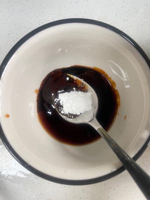 ソウルソースの準備：小さめのボウルに、薄口醤油大さじ1、オイスターソース大さじ1、濃口醤油大さじ1/2、白砂糖小さじ1、コーンスターチ小さじ1を入れ、水大さじ3～4を加えます。よく混ぜて、炒める際に慌てないように脇に置いておきます。