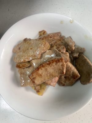 豚レバーの炒め物：フライパンにたっぷりの油を注ぎ、煙が出るまで熱します。豚レバーを加えて30秒ほど手早く炒めます。色が変わったらすぐに取り出してください。炒めすぎないように注意してください。