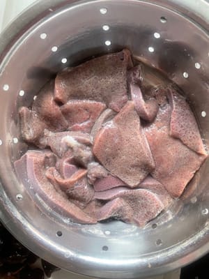 豚レバーの準備：豚レバーを薄切りにし、水で数回すすぎ、ボウルに小さじ1杯の塩を入れ、きれいな水を注ぎ、30分以上浸して血を取り除き、最後に水を切ります。