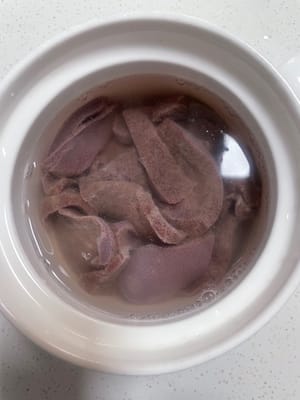 豚レバーの準備：豚レバーを薄切りにし、水で数回すすぎ、ボウルに小さじ1杯の塩を入れ、きれいな水を注ぎ、30分以上浸して血を取り除き、最後に水を切ります。