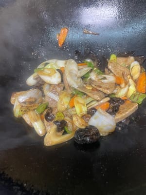 豚レバーをフライパンに戻し、数回かき混ぜた後、用意しておいたソースを加えます。強火で手早く炒め、全体が均一に混ざったらすぐに火を止めます。炒めすぎると豚レバーが硬くなってしまいます。