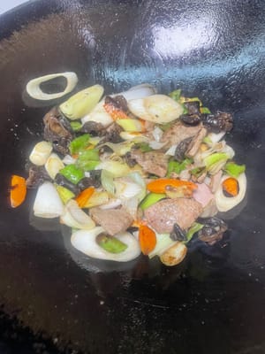 豚レバーをフライパンに戻し、数回かき混ぜた後、用意しておいたソースを加えます。強火で手早く炒め、全体が均一に混ざったらすぐに火を止めます。炒めすぎると豚レバーが硬くなってしまいます。