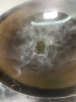 豚レバーの炒め物：フライパンにたっぷりの油を注ぎ、煙が出るまで熱します。豚レバーを加えて30秒ほど手早く炒めます。色が変わったらすぐに取り出してください。炒めすぎないように注意してください。