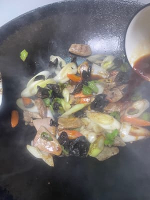 豚レバーをフライパンに戻し、数回かき混ぜた後、用意しておいたソースを加えます。強火で手早く炒め、全体が均一に混ざったらすぐに火を止めます。炒めすぎると豚レバーが硬くなってしまいます。