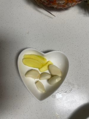 材料を準備します。ピーマン、ニンジン、ネギを刻み、ニンニクを潰し、ショウガを薄切りにします。辛いものがお好みなら、ニンジンを赤唐辛子に替えると、より鮮やかな色合いになります。