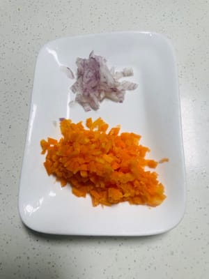 Picar la cebolla y la zanahoria