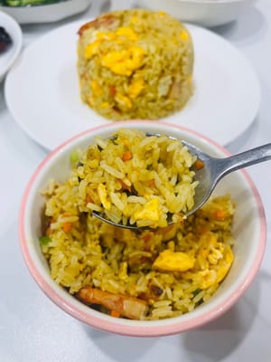 Arroz frito con curry de camarones y huevo