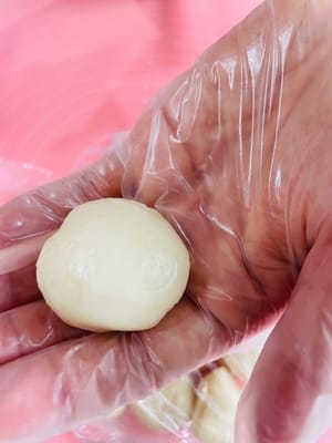 Avvolgere l'impasto
Stendere l'impasto e avvolgerlo all'interno. Dopo ogni avvolgimento, mantenerlo umido e metterlo da parte.