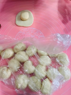 包油酥
將油皮壓扁，再將油酥包進裡面，每個包好過後，同樣的保濕備用。