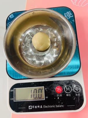 分油酥
將油酥攞出嚟輕柔一下到柔軟狀態，稱一下重量，分成20等份，約10~11g左右的面劑子，把它搓圓備用。注意，每一步都需要蓋保鮮膜保濕。
