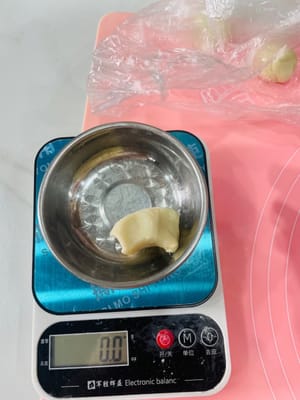 分油皮
取油皮的麵團，拿出嚟輕輕揉一下，也是平均分成20等份，約18~19g左右，然後也是搓圓，蓋上保鮮膜，保濕備用。