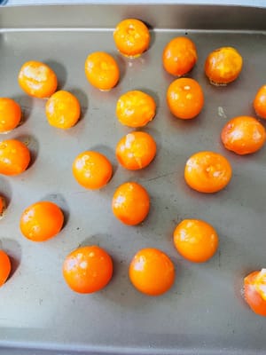 Preparazione dei tuorli d'uovo salati
È possibile acquistare uova d'anatra salate per estrarre i tuorli, oppure acquistare tuorli d'uovo già pronti. Il sapore dei due sarà leggermente diverso. Sciacquare i tuorli d'uovo con acqua per rimuovere il muco proteico, scolare l'acqua, metterli in una teglia, spruzzarli con vino bianco a una temperatura superiore a 50°C e poi sistemarli nel ripiano centrale del forno a 180°C e cuocere per 5-8 minuti finché non saranno leggermente unti.