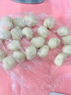 Dividere l'impasto in palline.
Prendere l'impasto, tirarlo fuori e impastarlo delicatamente, quindi dividerlo in 20 parti uguali, circa 18-19 g, quindi formare delle palline, coprirle con pellicola trasparente e mantenerle umide per un uso successivo.