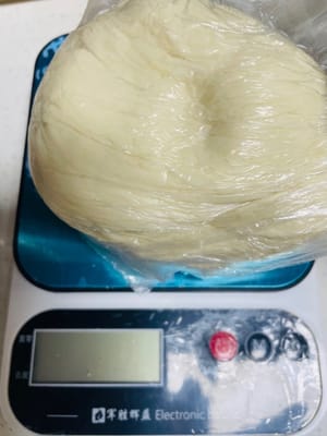 Preparazione della pelle oleosa
Mettere tutti gli ingredienti per la pelle oleosa (150 g di farina 00, 70 g di strutto, 25 g di zucchero, 80 g di acqua) in un contenitore e impastare fino a ottenere un impasto liscio. Se la temperatura supera i 20°C, l'impasto deve essere conservato in frigorifero per più di mezz'ora.