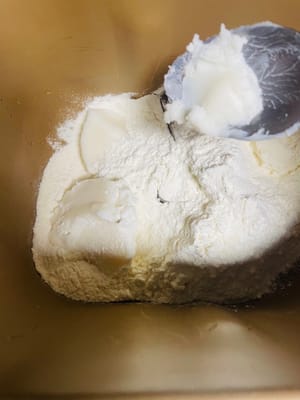 油皮製作
將油皮的所有材料（中筋麵粉150克、豬油70克、白糖25克、水80克），加入容器中和麵，揉至麵團光滑。如果天氣溫度超過20°，麵團需要放入雪櫃冷藏半小時以上。