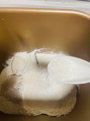 油皮製作
將油皮的所有材料（中筋麵粉150克、豬油70克、白糖25克、水80克），加入容器中和麵，揉至麵團光滑。如果天氣溫度超過20°，麵團需要放入雪櫃冷藏半小時以上。