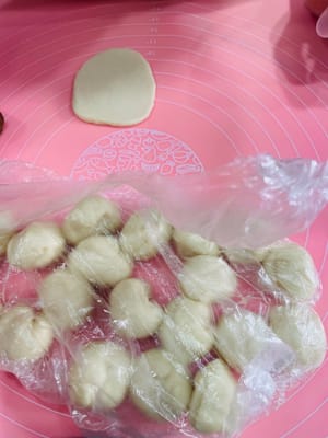 包油酥
將油皮壓扁，再將油酥包進裡面，每個包好過後，同樣的保濕備用。