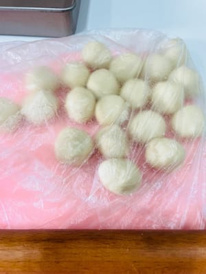 Dividere la pasta sfoglia all'olio
Togliere la pasta sfoglia all'olio e ammorbidirla delicatamente fino a renderla morbida. Pesarla e dividerla in 20 parti uguali, circa 10-11 g di impasto. Formare delle palline e metterle da parte. Notare che è necessario coprirla con pellicola trasparente per mantenerla umida in ogni fase.