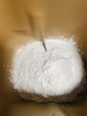 油皮製作
將油皮的所有材料（中筋麵粉150克、豬油70克、白糖25克、水80克），加入容器中和麵，揉至麵團光滑。如果天氣溫度超過20°，麵團需要放入雪櫃冷藏半小時以上。