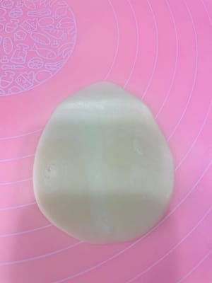 準備包製
將麵團壓扁擀圓，包上紅豆沙蛋黃餡，用虎口收緊，收口向下放焗盤，注意間距，蓋上保鮮膜保濕。