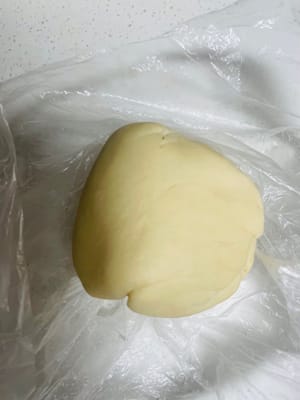 Preparazione della pasta frolla
Mettere 200 g di farina a basso contenuto di glutine e 70 g di strutto solido in un contenitore, mescolare uniformemente con le mani fino a ottenere un composto omogeneo. Se la temperatura supera i 20 gradi, è necessario riporre in frigorifero per mezz'ora.