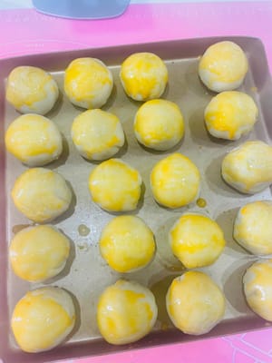 準備蛋黃液
準備蛋黃液，只要蛋黃不需要蛋白，攪拌均勻，在蛋黃酥上面刷蛋黃液，喜歡深色點的可以刷兩次。然後再撒上芝麻，白芝麻、黑芝麻都是可以的。