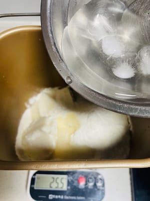 油皮製作
將油皮的所有材料（中筋麵粉150克、豬油70克、白糖25克、水80克），加入容器中和麵，揉至麵團光滑。如果天氣溫度超過20°，麵團需要放入雪櫃冷藏半小時以上。