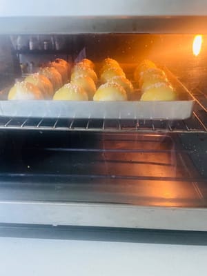 烤製
預熱焗爐180°。將蛋黃酥生胚放入焗爐中層，烤30分鐘，最後15分鐘注意觀察，如已上色，蓋錫紙。完全涼了再進行包裝。