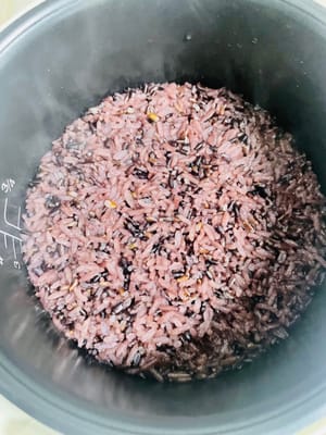 把米飯放入電飯煲,按煮飯模式煮熟,之後略微放涼備用。也可採用蒸製的方式,但蒸出的糯米會稍硬,口感不如煮的好,且粘性不足,在捲製時可能會散開。