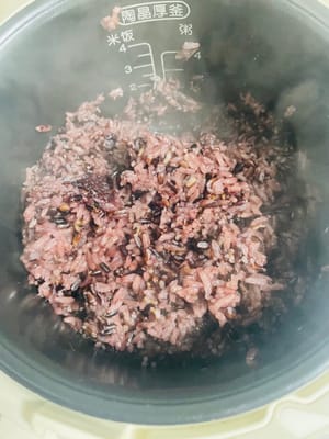 Masukkan nasi ke dalam penanak nasi dan masak hingga matang. Biarkan agak dingin sebelum digunakan. Mengukus juga bisa menjadi pilihan, tetapi nasi kukus akan sedikit lebih keras dan kurang lengket dibandingkan nasi matang, sehingga mungkin hancur saat digulung.